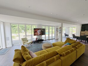 Télévision, cheminée