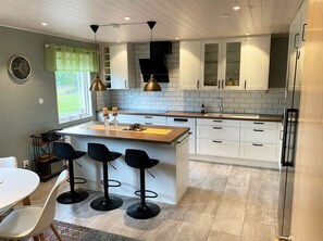 Kjøleskap, mikrobølgeovn, ovn og kokeplater