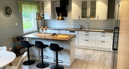 Scenic accommodation in well-equipped villa with lake view | SE08047