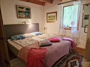 2 bedrooms, iron/ironing board, free WiFi