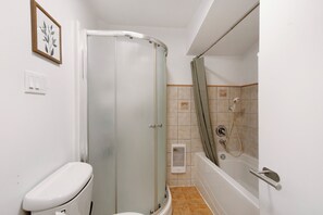 Hiustenkuivaaja, pyyhkeet, saippua, sampoo