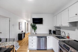 Een koelkast, een microgolfoven, een oven, een kookplaat