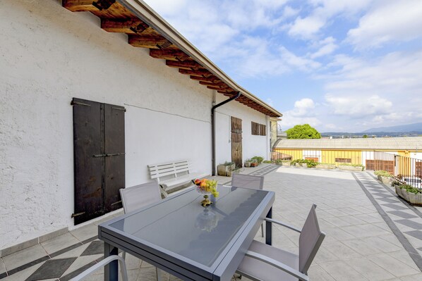 Outdoor dining - Downtown Apartment (Moniga del Garda)
