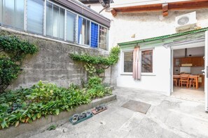 Outdoor dining - Downtown Apartment (Moniga del Garda)