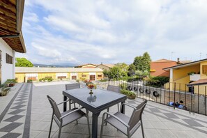 Outdoor dining - Downtown Apartment (Moniga del Garda)
