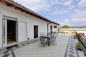 Outdoor dining - Downtown Apartment (Moniga del Garda)