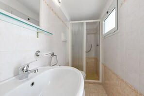 Shower, hair dryer, bidet, towels - Downtown Apartment (Moniga del Garda)