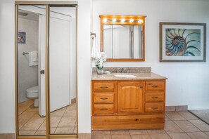 Suihku, hiustenkuivaaja, pyyhkeet