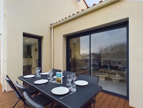 Outdoor dining - 350m from the beach, house for 7 with a pool (Bretignolles-sur-Mer)