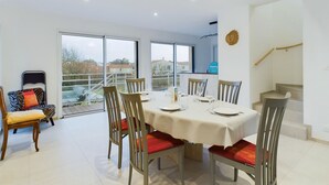A dining area with a large table set for six, surrounded by chairs with red cushions. - 350m from the beach, house for 7 with a pool (Bretignolles-sur-Mer)