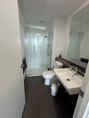 Een douche, een haardroger, handdoeken, zeep