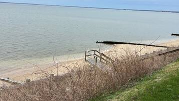 Chaises longues, serviettes de plage
