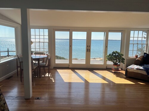 Charming 3-bedroom bay front home totally renovated jacuzzi, fireplace & sunroom