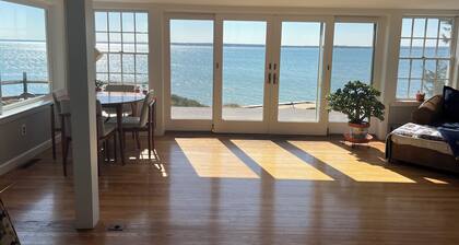 Charming 3-bedroom bay front home totally renovated jacuzzi, fireplace & sunroom