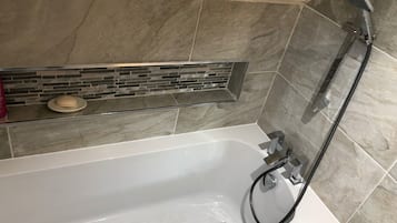 Cottage | Bathroom | Shower, deep-soaking bathtub, hair dryer, towels