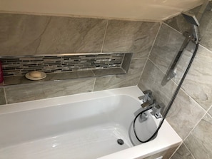 Casa de campo | Baño | Regadera, tina profunda, secadora de cabello, toallas