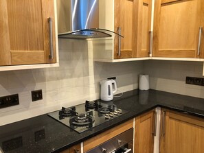 Cottage | Private kitchen | Fridge, microwave, oven, stovetop - Cozy Cottage Retreat in Glasgow (Glasgow)