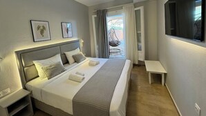 Superior appartement | Een kluis op de kamer, een laptopwerkplek, geluiddichte muren