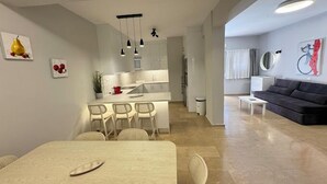 Een modern appartement met een eethoek, keuken en woonkamer.
