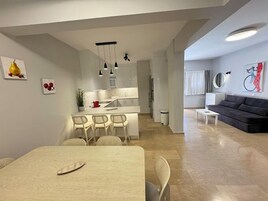 Superior Ground Floor Apartment | Cozinha privada | Frigobar, máquina de café expresso, cafeteira/chaleira