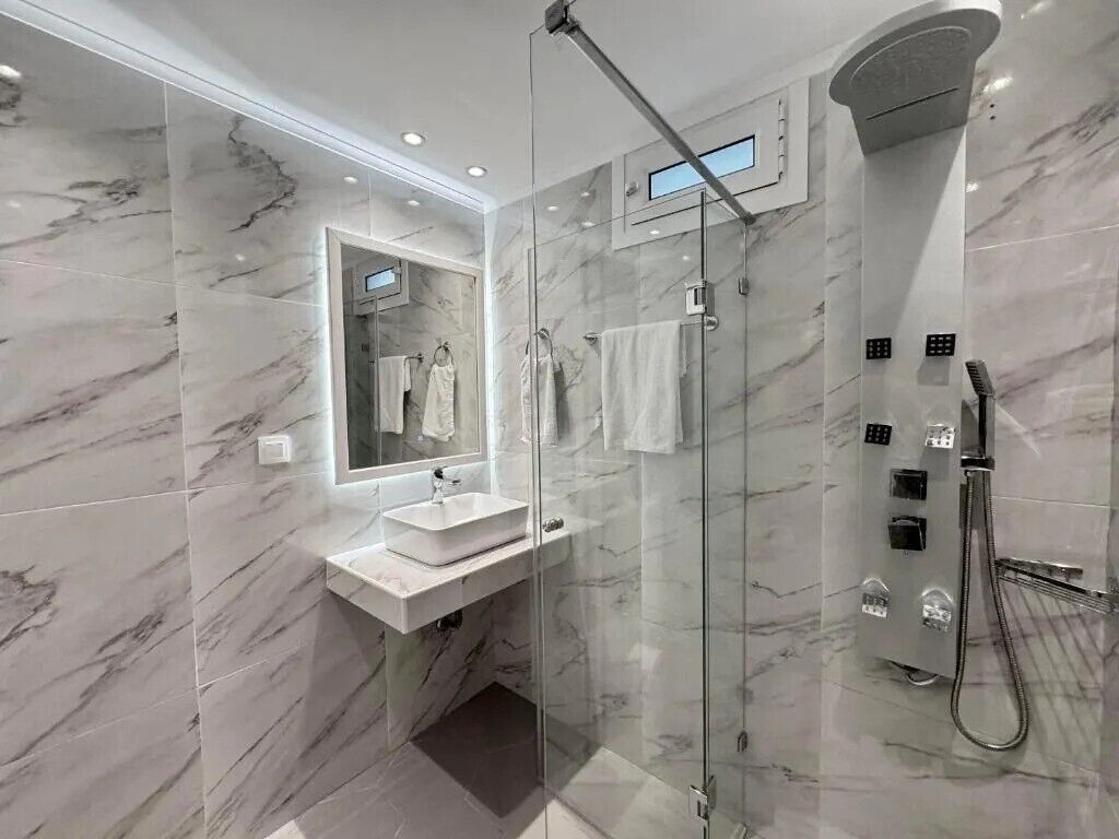 Superior Ground Floor Apartment | Salle de bain | Douche, sèche-cheveux, serviettes fournies, savon
