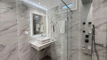 Superior Ground Floor Apartment | Salle de bain | Douche, sèche-cheveux, serviettes fournies, savon