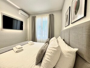 Apartament superior | Caixa forta a l'habitació i espai de treball apte per a portàtils 