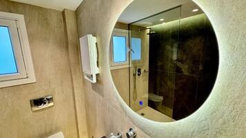 Family two-bedroom Apartment | Badezimmer | Dusche, Haartrockner, Handtücher, Seife