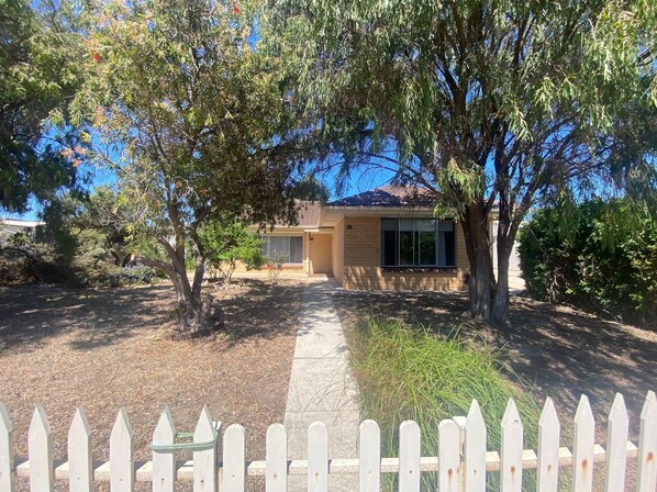 Exterior - Anstey Keep - close to amenities, dog friendly! Off peak special! (Edithburgh)