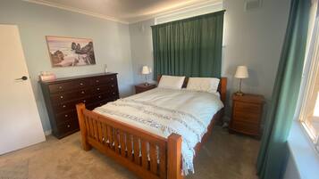 2 habitaciones y tabla de planchar con plancha