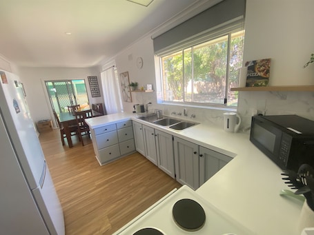 Refrigerador, microondas, horno y parrilla de estufa . Anstey Keep - close to amenities, dog friendly! Off peak special!