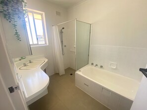 Shower, towels - Anstey Keep - close to amenities, dog friendly! Off peak special! (Edithburgh)