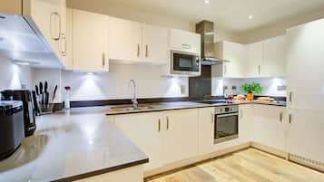 Family Duplex, Patio | Private kitchen | Full-sized fridge, microwave, oven, stovetop