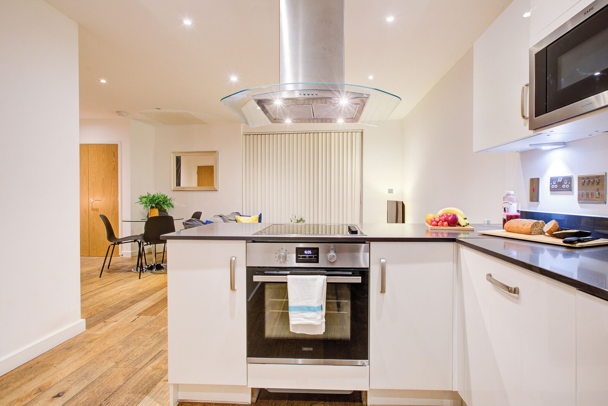 Refrigerador con freezer, microondas, horno, placa de cocina