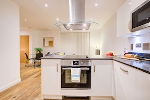 Appartement Duplex Deluxe | Cuisine privée | Grand réfrigérateur, micro-ondes, four, plaque de cuisson