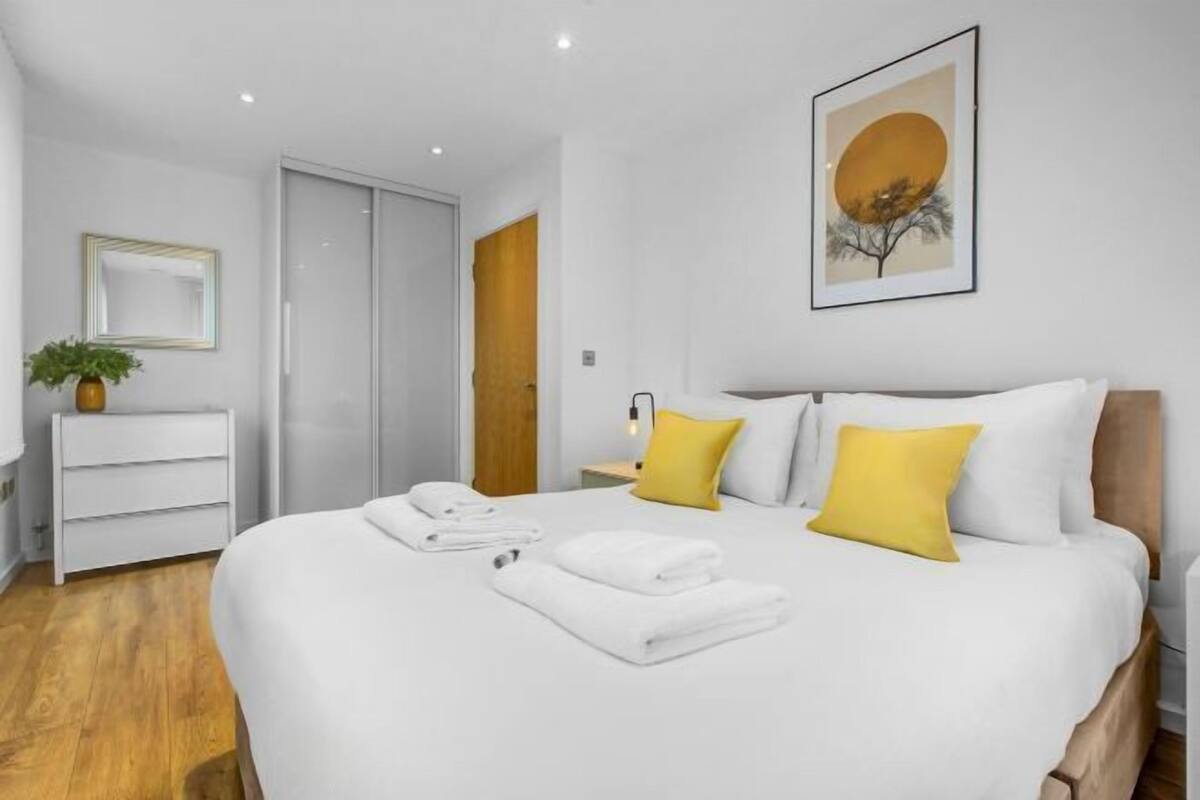 2 bedrooms, desk, laptop workspace, soundproofing