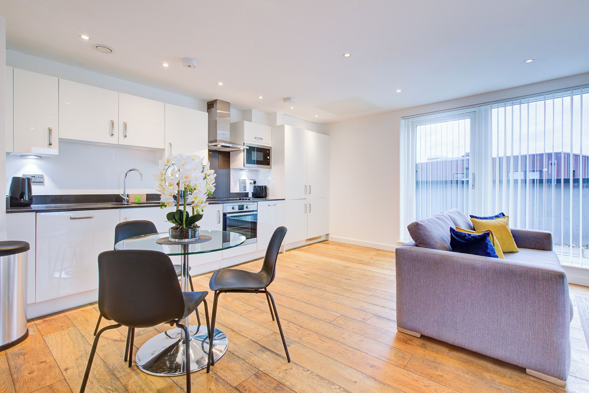 舒适公寓, 阳台, 城市景观 | 起居区 | 32-厘米纯平电视（配备数码频道）