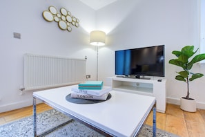 LĂ€genhet Comfort - balkong - utsikt mot staden | Vardagsrum | 32-centimeters platt-tv med digitalkanaler