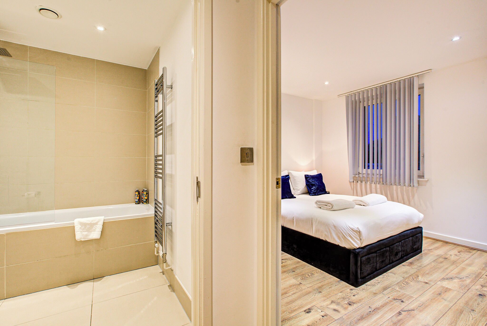 Duplex conforto | Banheiro | Secador de cabelo, toalhas de banho, sabonete, shampoo