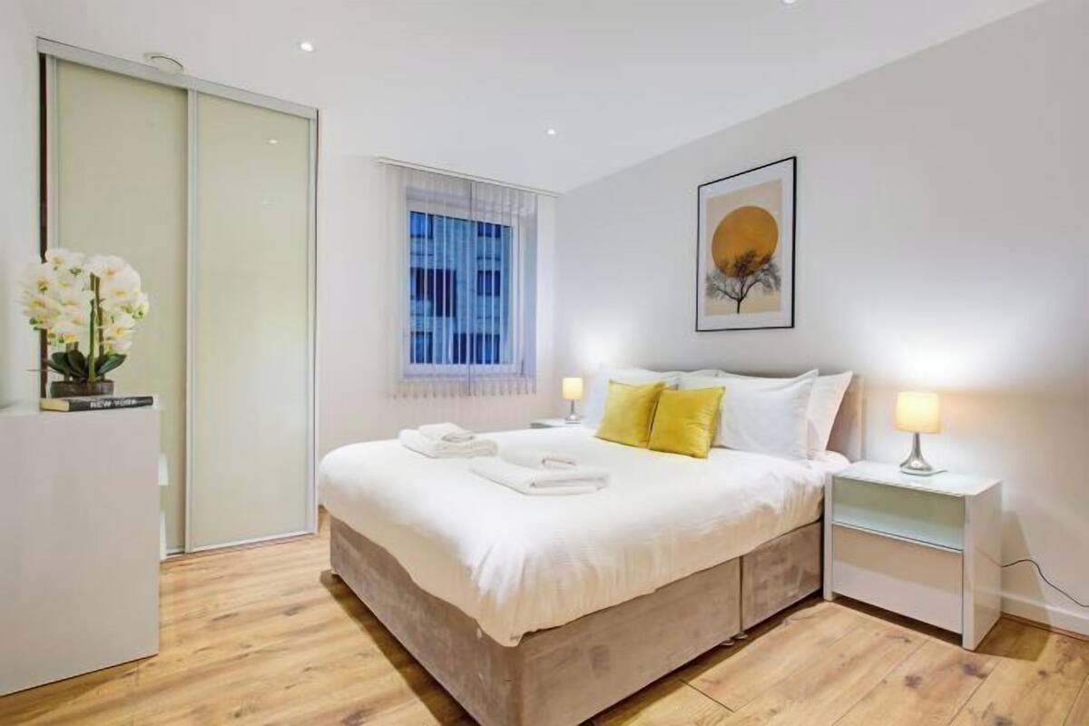 2 bedrooms, desk, laptop workspace, soundproofing