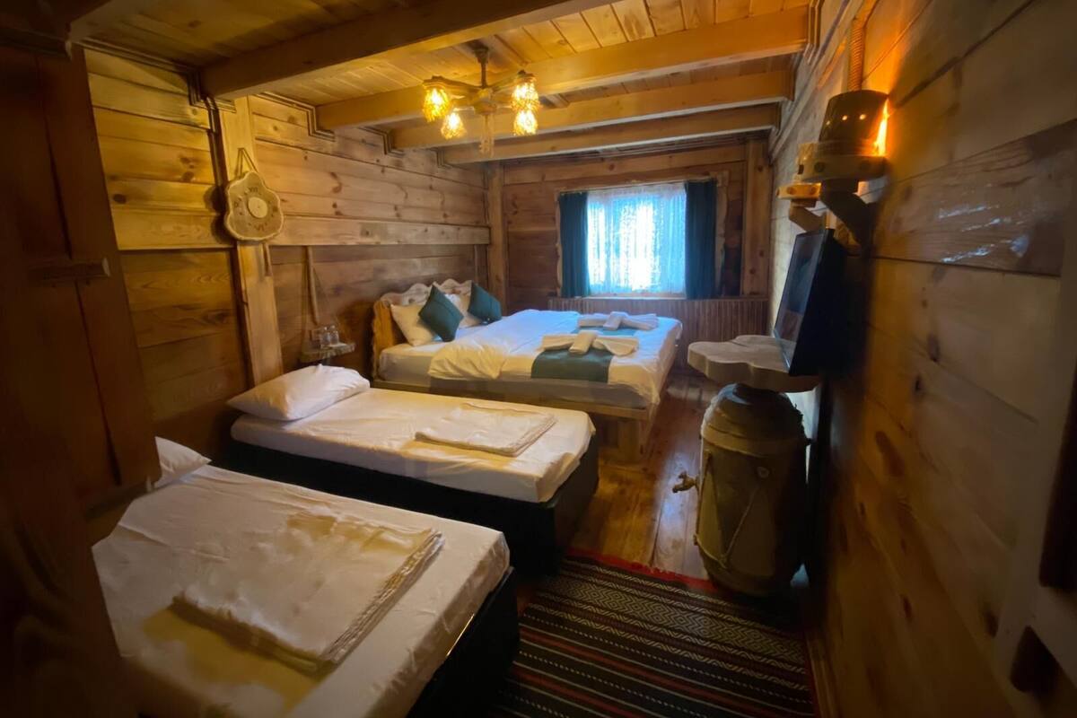 Chambre Triple Classique, vue fleuve | Fer et planche à repasser, Wi-Fi gratuit