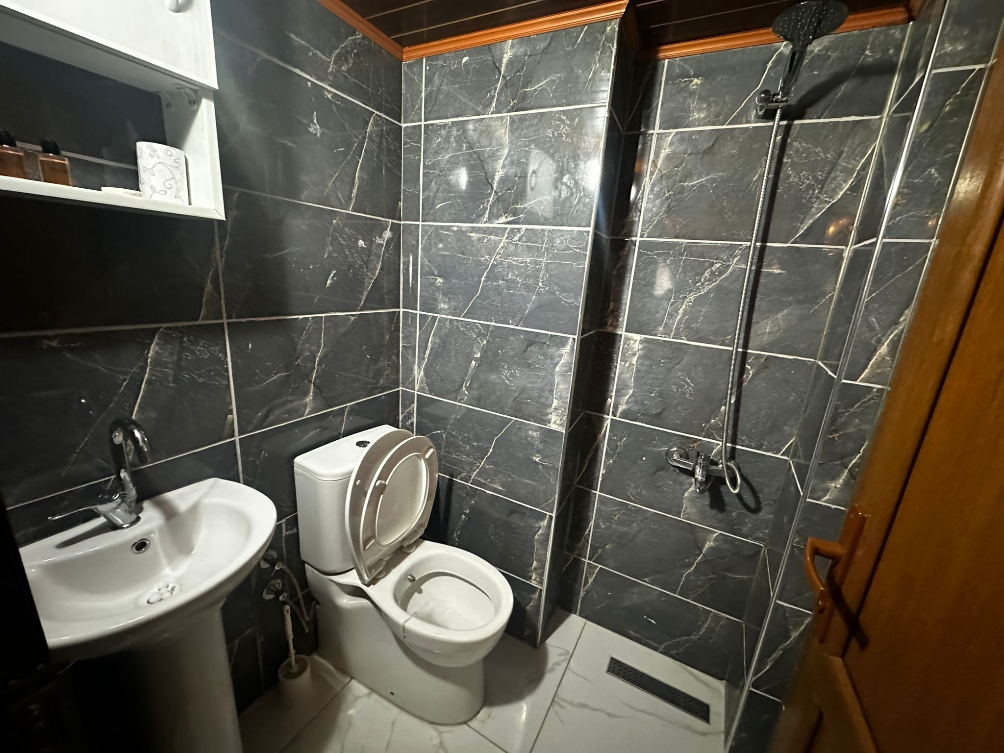 Habitación triple Deluxe | Baño | Regadera, secadora de cabello, toallas, jabón 