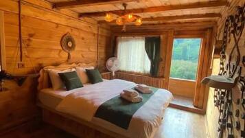 Luxury Room | Iron/ironing board, free WiFi