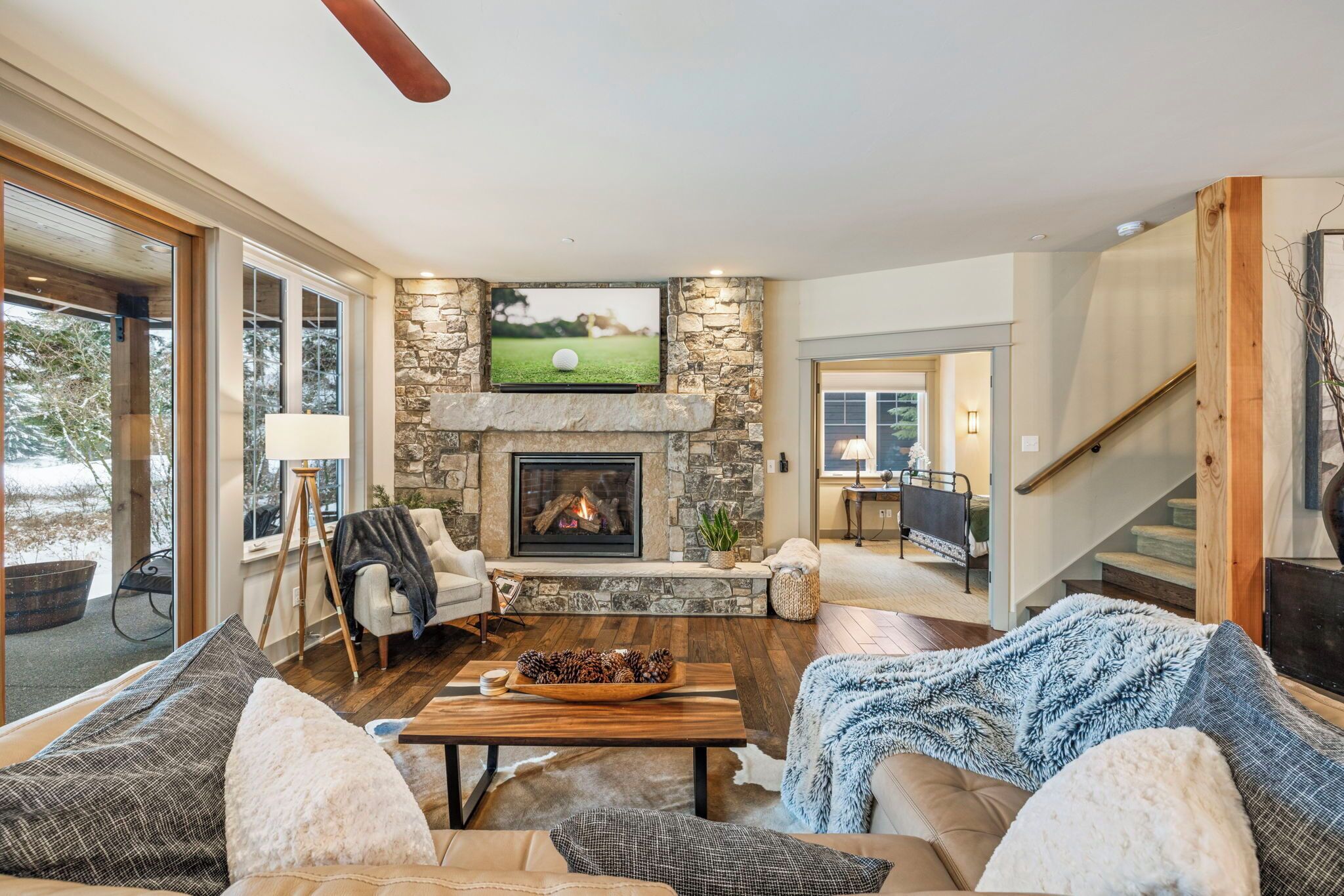 Smart TV, chimenea, videojuegos, futbolito