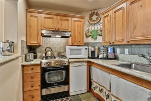 Villa, 1 Bedroom | Private kitchen | Fridge, oven, coffee/tea maker, toaster