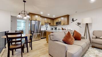 Condo, 3 Bedrooms | Interior