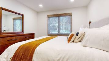 Condo, 3 Bedrooms | 3 bedrooms, free WiFi