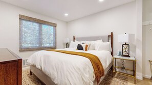 3 bedrooms, free WiFi, bed sheets - 2-Story Fully Renovated & Bright Home, Private Washer/Dryer, Walk To Village (Mammoth Lakes)