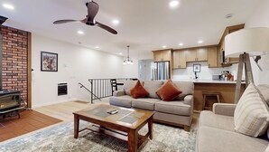 Una sala de estar moderna con sofá, mesa de centro y chimenea.