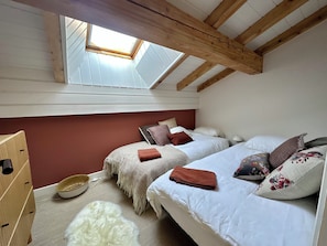 3 chambres, fer et planche à repasser, Wi-Fi, draps fournis
